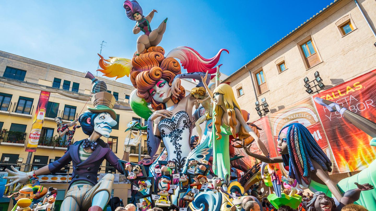 Pflichtprogramm: Las Fallas vom 1. – 19. März  Las Fallas ist mehr als nur ein Fest. Es ist Ausdruck der Identität der Valencianer. Einst verbrannten die Tischler am Vorabend des Joseftages am 19. März ihre hölzernen Arbeitsgestelle, um den Winter zu verabschieden. Über die Jahrzehnte wurden aus den Gestellen aufwändig gebaute meterhohe Holz- und Pappskulpturen, den Fallas, die von lokalen Vereinen und Künstlern geschaffen werden. Fast alle Skulpturen werden bei der Cremà verbrannt. Nur eine Skulptur wird jedes Jahr durch eine Abstimmung gerettet und kommt ins Fallas-Museum, das mittlerweile eine sehr beeindruckende Sammlung umfasst. Ein Besuch des Museums in der Plaza Monteolivete, 4 lohnt sich. Das Fest beginnt am 15. März mit Straßenfesten in jedem Viertel. Am 17. Und 18. verwandelt sich Valencia bei der Ofrenda de Flores in ein Blumenmeer. Am Abend vor der Cremà gibt es ein spektakuläres Feuerwerk.