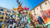 Pflichtprogramm: Las Fallas vom 1. – 19. März  Las Fallas ist mehr als nur ein Fest. Es ist Ausdruck der Identität der Valencianer. Einst verbrannten die Tischler am Vorabend des Joseftages am 19. März ihre hölzernen Arbeitsgestelle, um den Winter zu verabschieden. Über die Jahrzehnte wurden aus den Gestellen aufwändig gebaute meterhohe Holz- und Pappskulpturen, den Fallas, die von lokalen Vereinen und Künstlern geschaffen werden. Fast alle Skulpturen werden bei der Cremà verbrannt. Nur eine Skulptur wird jedes Jahr durch eine Abstimmung gerettet und kommt ins Fallas-Museum, das mittlerweile eine sehr beeindruckende Sammlung umfasst. Ein Besuch des Museums in der Plaza Monteolivete, 4 lohnt sich. Das Fest beginnt am 15. März mit Straßenfesten in jedem Viertel. Am 17. Und 18. verwandelt sich Valencia bei der Ofrenda de Flores in ein Blumenmeer. Am Abend vor der Cremà gibt es ein spektakuläres Feuerwerk.