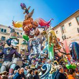 Pflichtprogramm: Las Fallas vom 1. – 19. März  Las Fallas ist mehr als nur ein Fest. Es ist Ausdruck der Identität der Valencianer. Einst verbrannten die Tischler am Vorabend des Joseftages am 19. März ihre hölzernen Arbeitsgestelle, um den Winter zu verabschieden. Über die Jahrzehnte wurden aus den Gestellen aufwändig gebaute meterhohe Holz- und Pappskulpturen, den Fallas, die von lokalen Vereinen und Künstlern geschaffen werden. Fast alle Skulpturen werden bei der Cremà verbrannt. Nur eine Skulptur wird jedes Jahr durch eine Abstimmung gerettet und kommt ins Fallas-Museum, das mittlerweile eine sehr beeindruckende Sammlung umfasst. Ein Besuch des Museums in der Plaza Monteolivete, 4 lohnt sich. Das Fest beginnt am 15. März mit Straßenfesten in jedem Viertel. Am 17. Und 18. verwandelt sich Valencia bei der Ofrenda de Flores in ein Blumenmeer. Am Abend vor der Cremà gibt es ein spektakuläres Feuerwerk.