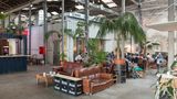 Trinken, snacken, Live-Musik: La Fabricia de Hielo  Dieses alte Gebäude war einst eine Eisfabrik, doch daran erinnert nur noch die Architektur. Heute ist die Fabricia de Hielo eine der coolsten Orte, um entspannt bei einem Getränk und spanischen Snacks Live-Musik zu hören.