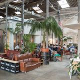 Trinken, snacken, Live-Musik: La Fabricia de Hielo  Dieses alte Gebäude war einst eine Eisfabrik, doch daran erinnert nur noch die Architektur. Heute ist die Fabricia de Hielo eine der coolsten Orte, um entspannt bei einem Getränk und spanischen Snacks Live-Musik zu hören.