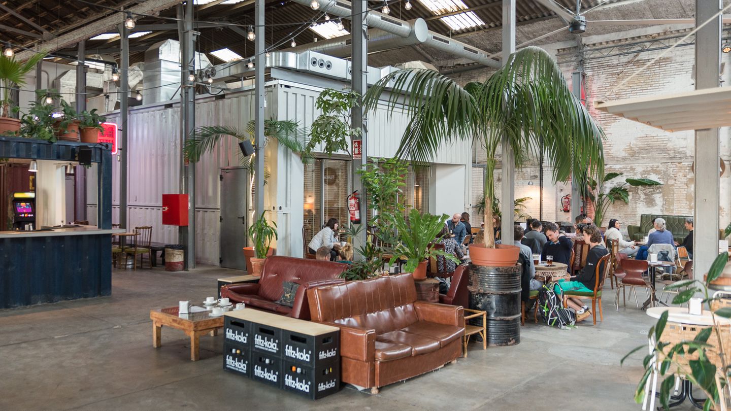 Trinken, snacken, Live-Musik: La Fabricia de Hielo  Dieses alte Gebäude war einst eine Eisfabrik, doch daran erinnert nur noch die Architektur. Heute ist die Fabricia de Hielo eine der coolsten Orte, um entspannt bei einem Getränk und spanischen Snacks Live-Musik zu hören.