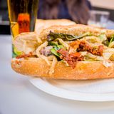 Das Esmorzaret ist ein reichlich belegtes Baquete