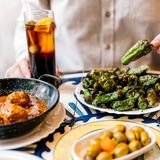 Unbedingt probieren: Valencia ist die Wermut-Hochburg!  Im Deutschen heißt es Wermut im englischen Vermouth im spanischen ist es schlicht ein sehr beliebter mediterraner Aperitif und Valencia ist seine Hochburg. Wermuth ist ein "aufgespriteter" Wein, dem zusätzlich Alkohol beigegeben und mit dem namensgebenden bitteren Wermutkraut aromatisiert wird. In der Bar "bocatain" in der Calle Calatrava 21 werden rund 60 verschiedenen Sorten ausgeschenkt und liebevoll angerichtet. Trocken, lieblich, fruchtig, bitter – alles ist dabei. Dazu dürfen Pinchos nicht fehlen, leckeres spanisches Fingerfood. Ähnlich reichhaltig in Sachen Wermuth sind ebenfalls die kleinen Bars Vermúdez in der Calle Sueca 16 und das L’Aperitiu in der Carrer des Mossèn Femenia 24 