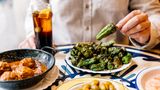 Unbedingt probieren: Valencia ist die Wermut-Hochburg!  Im Deutschen heißt es Wermut im englischen Vermouth im spanischen ist es schlicht ein sehr beliebter mediterraner Aperitif und Valencia ist seine Hochburg. Wermuth ist ein "aufgespriteter" Wein, dem zusätzlich Alkohol beigegeben und mit dem namensgebenden bitteren Wermutkraut aromatisiert wird. In der Bar "bocatain" in der Calle Calatrava 21 werden rund 60 verschiedenen Sorten ausgeschenkt und liebevoll angerichtet. Trocken, lieblich, fruchtig, bitter – alles ist dabei. Dazu dürfen Pinchos nicht fehlen, leckeres spanisches Fingerfood. Ähnlich reichhaltig in Sachen Wermuth sind ebenfalls die kleinen Bars Vermúdez in der Calle Sueca 16 und das L’Aperitiu in der Carrer des Mossèn Femenia 24 