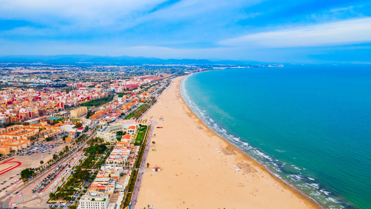 Valencia hat einen eigenen langen Sandstrand Valencia hat einen eigenen langen Sandstrand