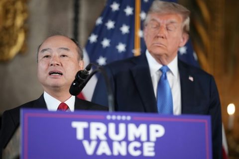 Softbank-Chef Masayoshi Son und der designierte US-Präsident Trump am 16. Dezember in Mar-a-Lago in Florida