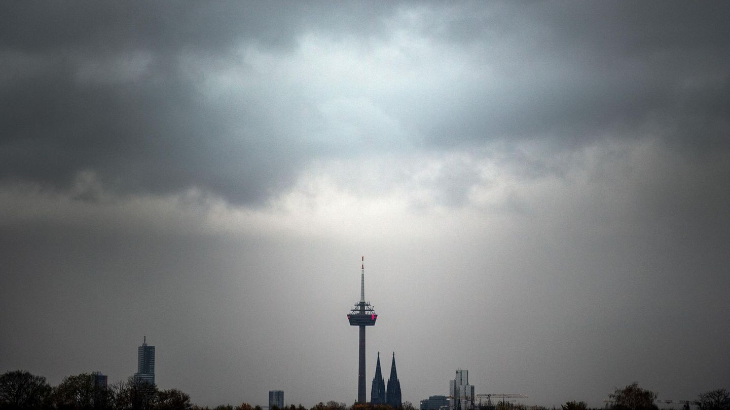Wolken ziehen am Morgen über den Kölner Dom und den Fernsehturm