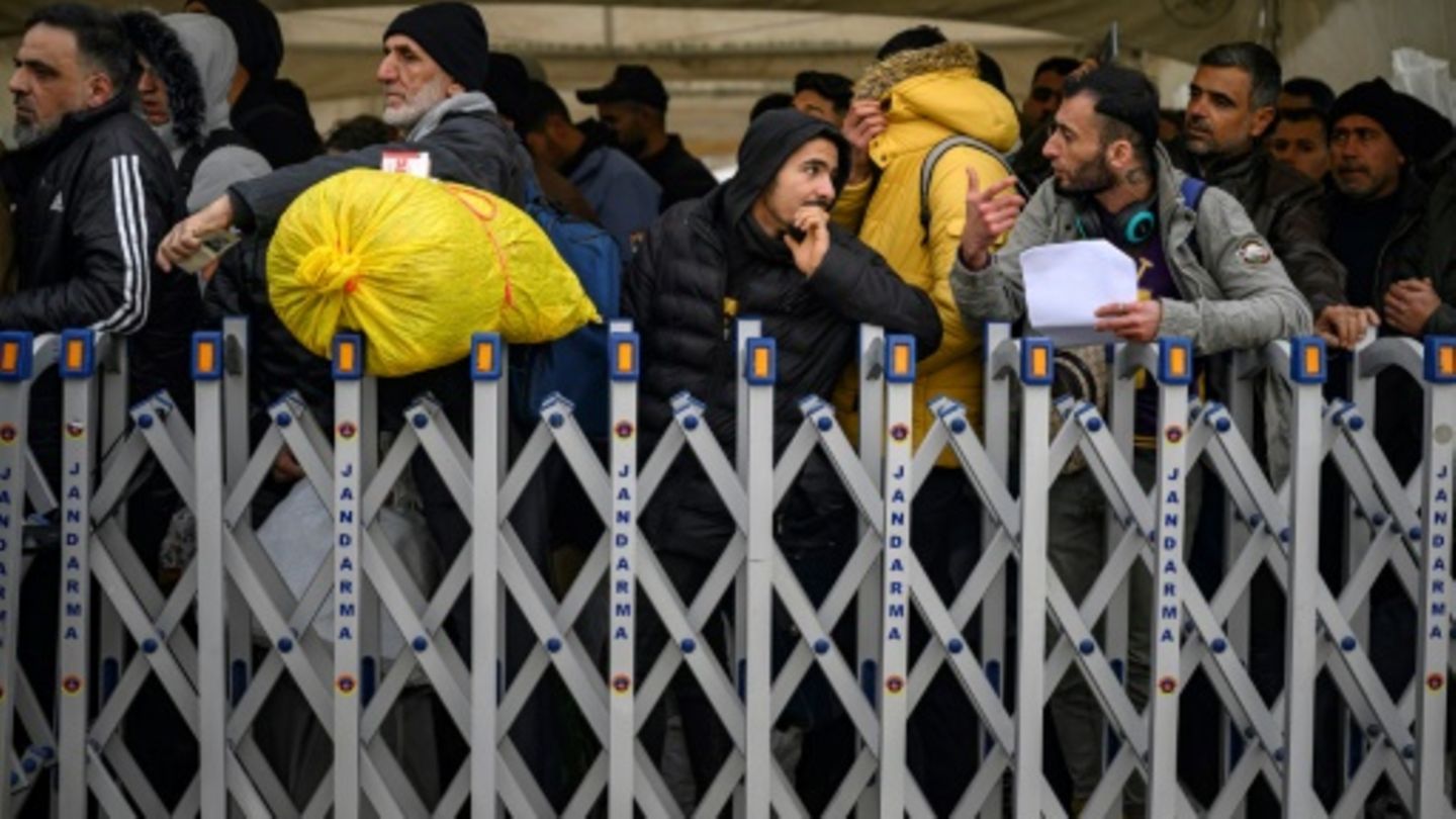 In der Türkei lebende Flüchtlinge warten an Grenze zu Syrien