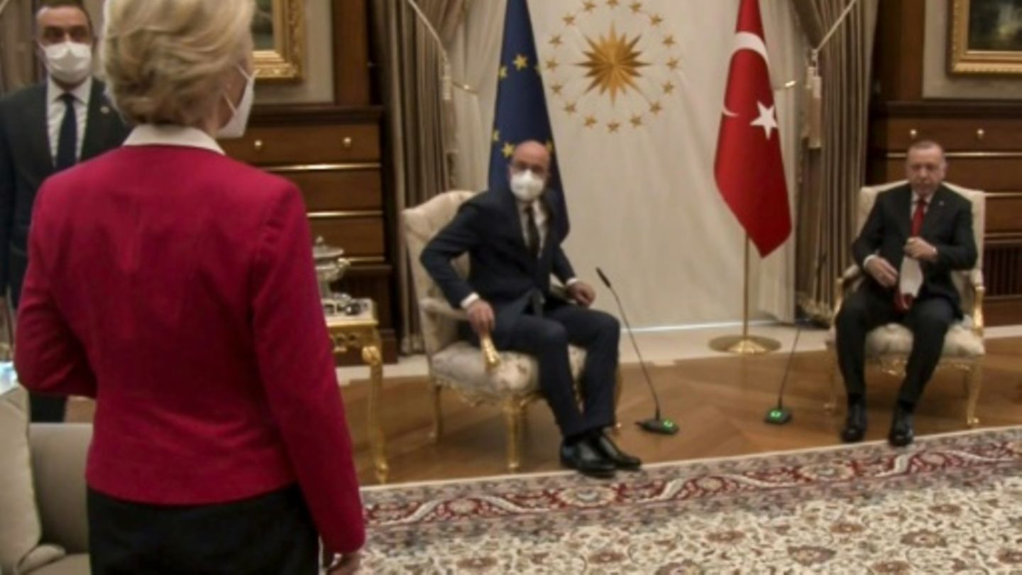 Von der Leyen mit dem früheren Ratspräsidenten Michel (M.) bei Erdogan im April 2021