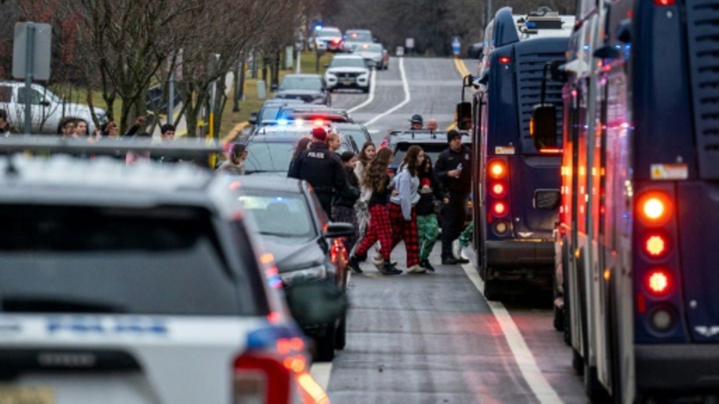 Schüler werden zur Abholung zu einem Bus eskortiert