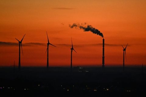 Industrieanlage und Windräder bei Düsseldorf