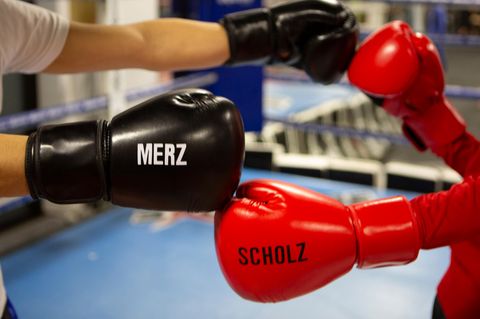 Boxhandschuhe mit den Namen Scholz und Merz