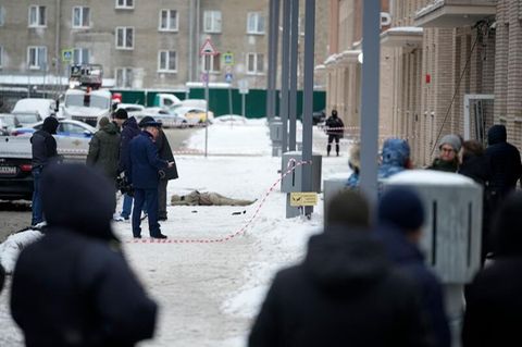 Ermittler sichern den Tatort in Moskau. Seit dem Angriff auf die Ukraine sind bereits mehrere prominente Militärs Russlands bei Anschlängen getötet worden