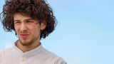 Der Schauspieler Mark Eydelshtein blauem Hintergrund