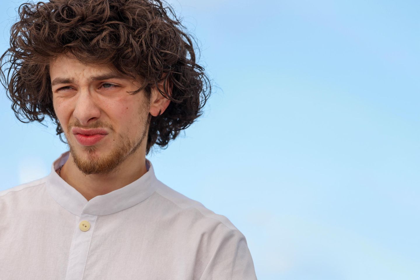 Der Schauspieler Mark Eydelshtein blauem Hintergrund Der Schauspieler Mark Eydelshtein blauem Hintergrund