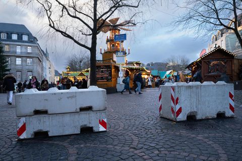 Ein Betonpoller vor einem Weihnachtsmarkt in Bonn
