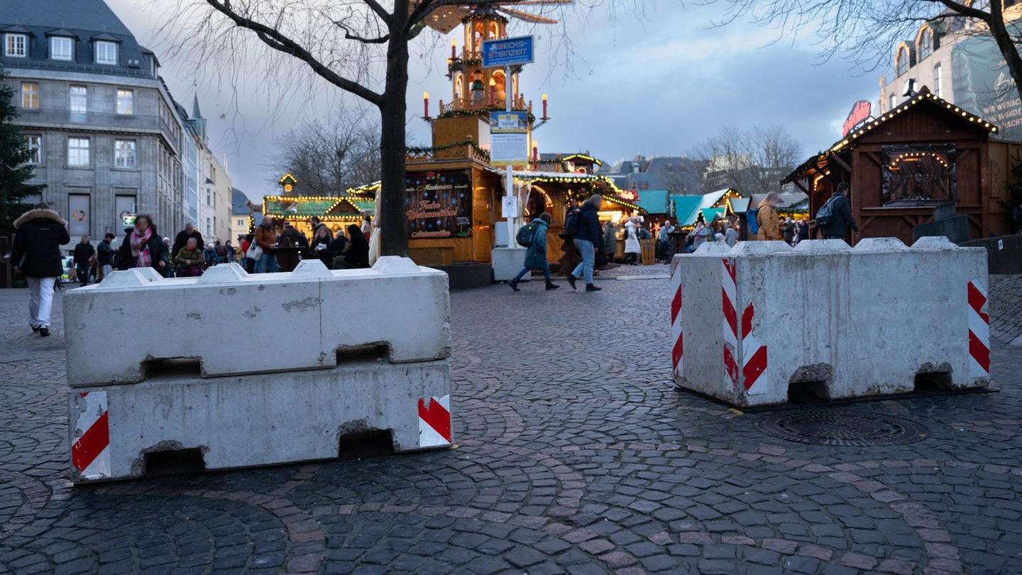 Ein Betonpoller vor einem Weihnachtsmarkt in Bonn
