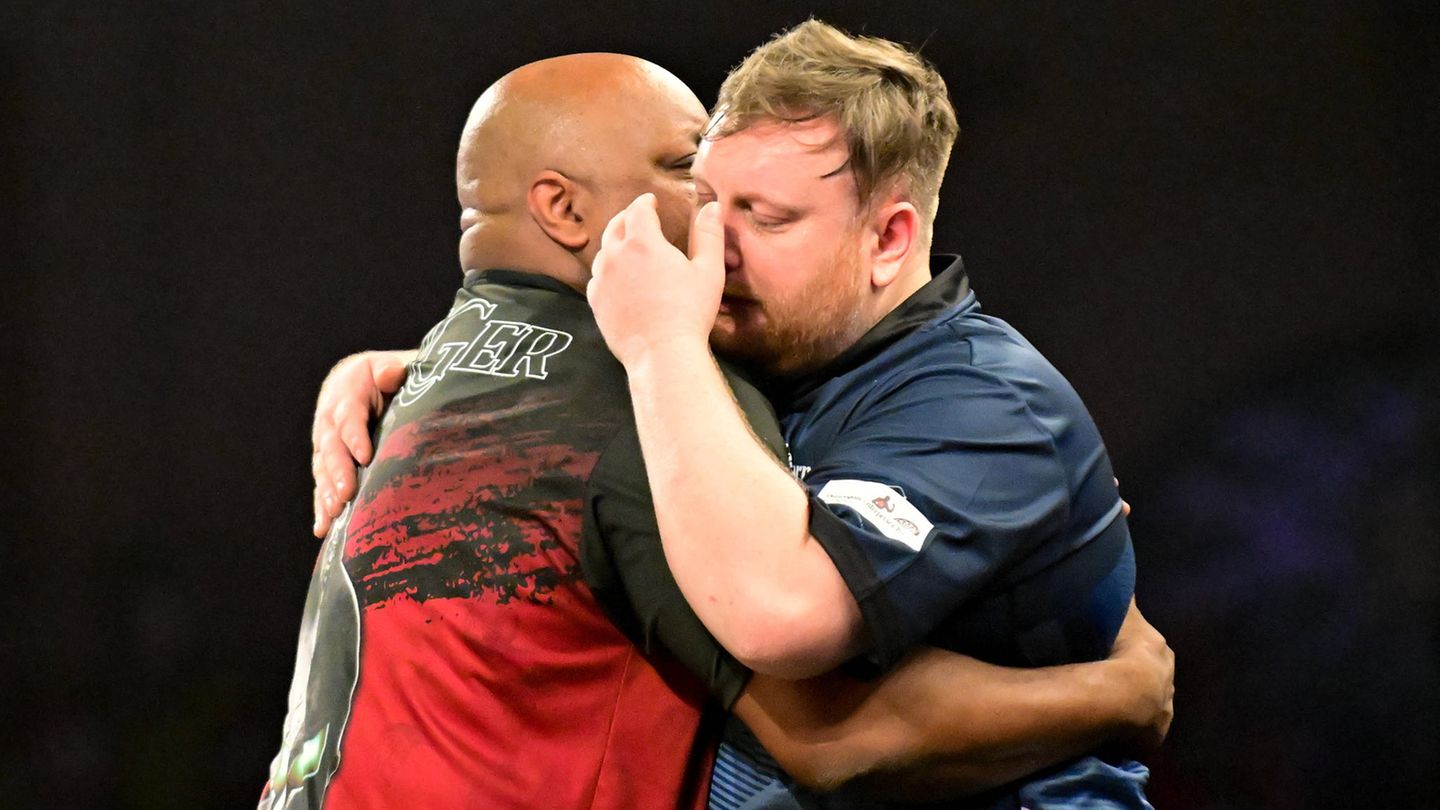 Cameron Menzies bricht bei der Darts-WM in Tränen aus, sein Gegenspieler Leonard Gates tröstet ihn