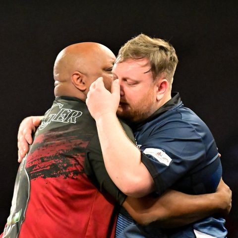 Cameron Menzies bricht bei der Darts-WM in Tränen aus, sein Gegenspieler Leonard Gates tröstet ihn