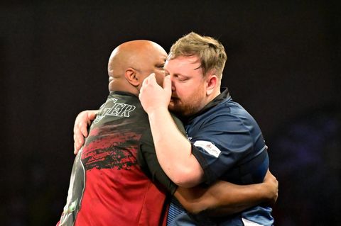 Cameron Menzies bricht bei der Darts-WM in Tränen aus, sein Gegenspieler Leonard Gates tröstet ihn