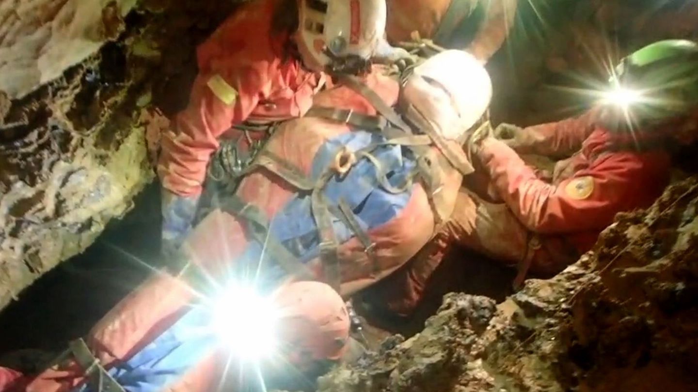 Rettungskräfte der italienischen Bergrettung, die in der Höhle Abisso Bueno Fonteno im Einsatz sind