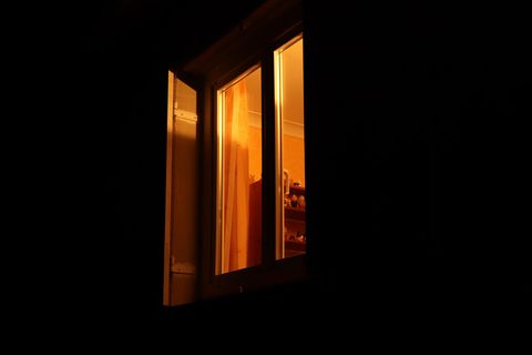 Dunkelflaute: Licht im Fenster