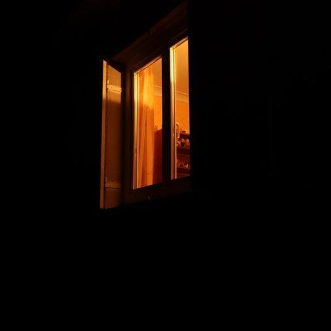 Dunkelflaute: Licht im Fenster