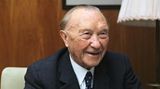 Der erste Kanzler der Bundesrepublik war auch gleichzeitig ihr ältester: Sage und schreibe 73 Jahre alt war Konrad Adenauer, als er ins Amt gewählt wurde. Kein Wunder, dass ihm dieser Umstand gleich auch seinen Spitznamen einbrachte: "Der Alte" wurde Adenauer halb ironisch, halb väterlich genannt. Der gebürtige Kölner wurde dreimal wiedergewählt und starb 1967 mit stolzen 91 Jahren