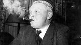 Apropos väterlich: Der Spitzname des zweiten Kanzlers der Republik lebt bis heute: Ludwig Erhard gilt als der "Vater des Wirtschaftswunders". Auch äußerlich verkörperte Erhard den Aufstieg des Landes wie kaum ein Zweiter: Er bewegte sich vorsichtig in Richtung "Lebemann", präsentierte sich gerne mit Zigarre und gutem Essen. Seine Körperfülle brachte ihm auch seinen Beinamen ein: "der Dicke". Wobei dies damals noch deutlich weniger despektierlich gemeint war, als es heute wäre.