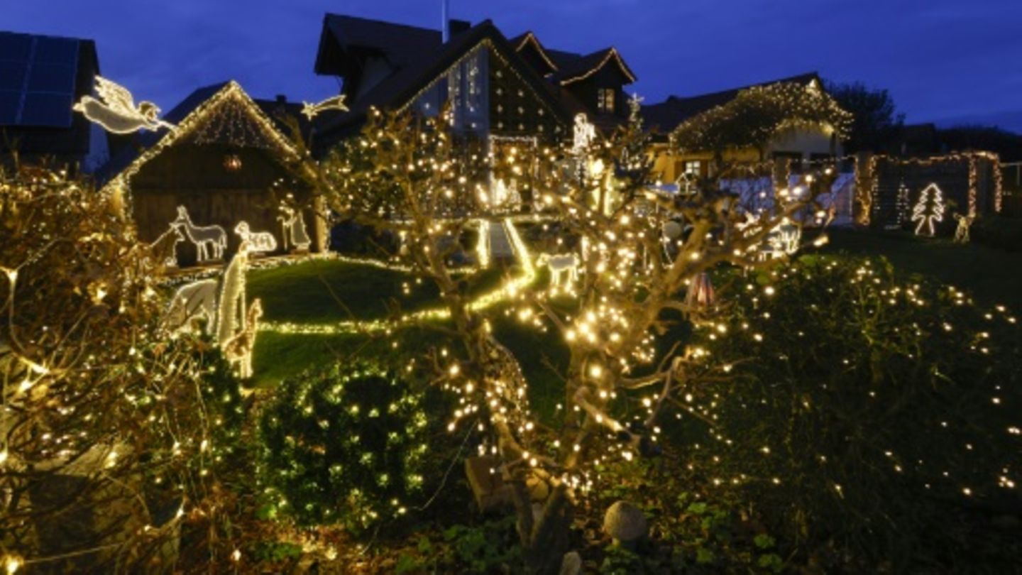 Weihnachtsdekoration an einem Haus