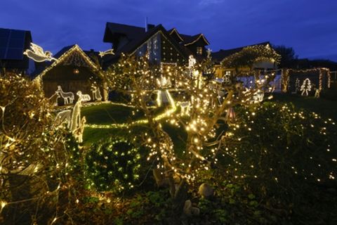 Weihnachtsdekoration an einem Haus