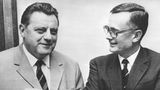 Auf kaum eine Beziehung in der Politik passte die Bezeichnung "Hassliebe" besser als auf die von Franz-Josef Strauß und Karl Schiller. In der Großen Koalition unter Kurt Georg Kiesinger wurde Strauß (CSU) Finanz-, Schiller (SPD) Wirtschaftsminister. In Debatten arbeiteten sich beide gnadenlos an der jeweils anderen Partei ab. Doch persönlich schienen sich die beiden gut zu verstehen. Zeitweise traten sie praktisch nur im Doppelpack auf. Was ihnen ihre Spitznamen einbrachte: "Das doppelte Lottchen" schrieben die Gazetten ebenso wie "Plisch und Plum" nach einer Geschichte von Wilhelm Busch