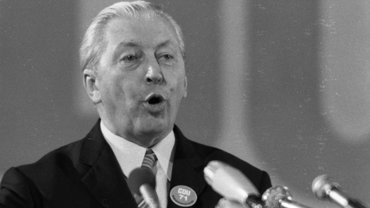 Kurt Georg Kiesinger galt zu seiner Zeit als einer der brillantesten Redner der Bundesrepublik, was ihm auch seinen Beinamen einbrachte: "König Silberzunge". Mit SPD-Mann Fritz Erler lieferte sich Kiesinger hitzige Rededuelle. Später holte der CDU-Politiker die Sozialdemokraten mit in die Regierung und schmiedete die erste "Große Koalition"
