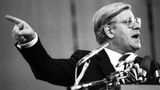 Auch Brandts Nachfolger Helmut Schmidt galt als brillanter Rhetoriker. Seine Reden waren bei Weitem nicht so glatt geschliffen wie die von Kurt Georg Kiesinger, doch das machte Schmidt mit Schlagfertigkeit wieder wett. Insbesondere die direkten Konfrontationen mit seinem Rivalen Franz-Josef Strauß wurden zu legendären Stunden des deutschen Parlaments. Seine etwas schnoddrige Art und sein hanseatischer Zungenschlag brachten ihm den Beinamen "Schmidt Schnauze" ein 