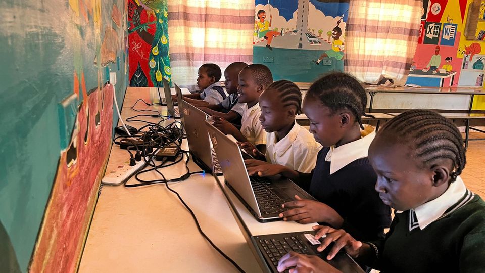 Kinakoni: Ein Projekt von Stiftung stern und Welthungerhilfe.Gemeinsam mit Bauern wie Lina und Makali Kilii und Start-ups aus Kenia suchen wir nach Lösungen gegen den Hunger. Kinakoni: Ein Projekt von Stiftung stern