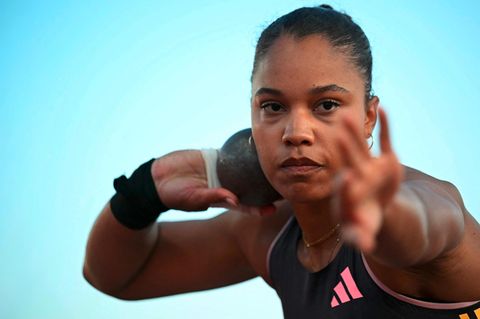 Olympiasiegerin Yemisi Ogunleye nimmt Maß vor einem Stoß