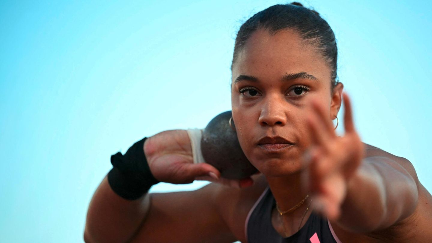 Olympiasiegerin Yemisi Ogunleye nimmt Maß vor einem Stoß