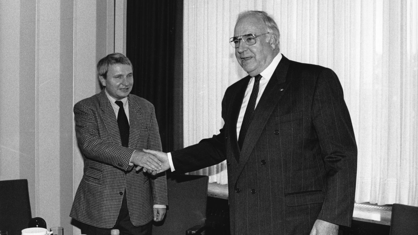 Helmut Kohl war mit 16 Jahren Amtszeit der am längsten regierende Kanzler. Seine körperliche Erscheinung und sein sehr ambivalentes Verhältnis zur Presse (hier mit dem Vize-Chefredakteur der "WAZ", Rainer Bonhorst) brachten ihm eine ganze Reihe von Spitznamen ein. Im Rückblick wird er als "Kanzler der Einheit" geadelt, seine Kritiker gingen mit ihm härter ins Gericht: "Birne von Oggersheim" wurde er spöttisch mit Blick auf sein Gewicht genannt. Nach seiner Kanzlerschaft und mit der Veröffentlichung der CDU-Spendenaffäre kamen noch Beinamen wie "Bimbes-Kanzler" hinzu. Die Beschreibung nutzte Kohl als abfällige Bezeichnung für Geld, das für ihn wohl keinen Wert an sich hatte