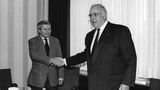 Helmut Kohl war mit 16 Jahren Amtszeit der am längsten regierende Kanzler. Seine körperliche Erscheinung und sein sehr ambivalentes Verhältnis zur Presse (hier mit dem Vize-Chefredakteur der "WAZ", Rainer Bonhorst) brachten ihm eine ganze Reihe von Spitznamen ein. Im Rückblick wird er als "Kanzler der Einheit" geadelt, seine Kritiker gingen mit ihm härter ins Gericht: "Birne von Oggersheim" wurde er spöttisch mit Blick auf sein Gewicht genannt. Nach seiner Kanzlerschaft und mit der Veröffentlichung der CDU-Spendenaffäre kamen noch Beinamen wie "Bimbes-Kanzler" hinzu. Die Beschreibung nutzte Kohl als abfällige Bezeichnung für Geld, das für ihn wohl keinen Wert an sich hatte