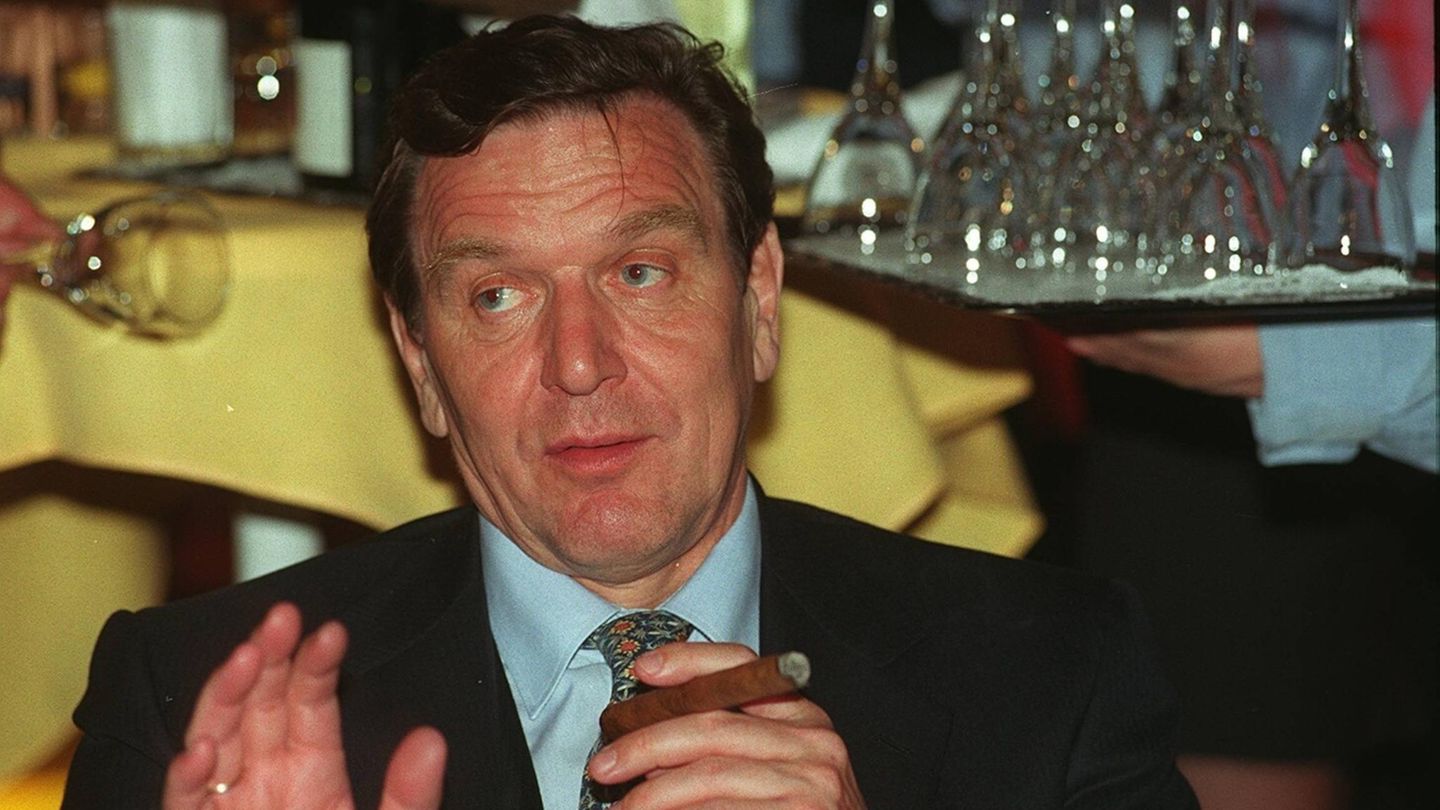 Auch Gerhard Schröder kann auf ein Portfolio an nicht gerade schmeichelhaften Spitznamen blicken: Schon als Ministerpräsident von Niedersachsen irritierte er mit seinem Lebensstil: Der Sozialdemokrat ließ sich mit Zigarre oder Bierglas ablichten, behauptete vollmundig zum Regieren brauche er nur "Bild, Bams und Glotze". Nach seiner Wahl zum Kanzler machte Schröders Schwäche für teure Anzüge ihn zum "Brioni-Kanzler", seine Kumpeleien mit der Wirtschaft brachte ihm den Namen "Genosse der Bosse" ein. Auch sein Abgang von der politischen Bühne sorgte für einen Knall. Nach der verlorenen Wahl 2005 führte er sich so arrogant und machohaft auf, dass Kabarettisten über ihn sagten, man hatte Sorge, wenn die Krawatte verrutscht, komme die Goldkette zum Vorschein. Schröder tauften sie nach dieser Posse "Goldkettchen-Gerd"