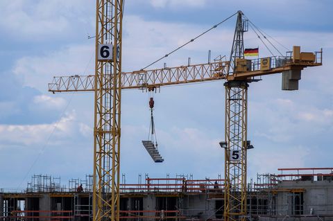 Unglück in Bayern: Ein Kran auf einer Baustelle hebt eine fertig gegossene Betontreppe