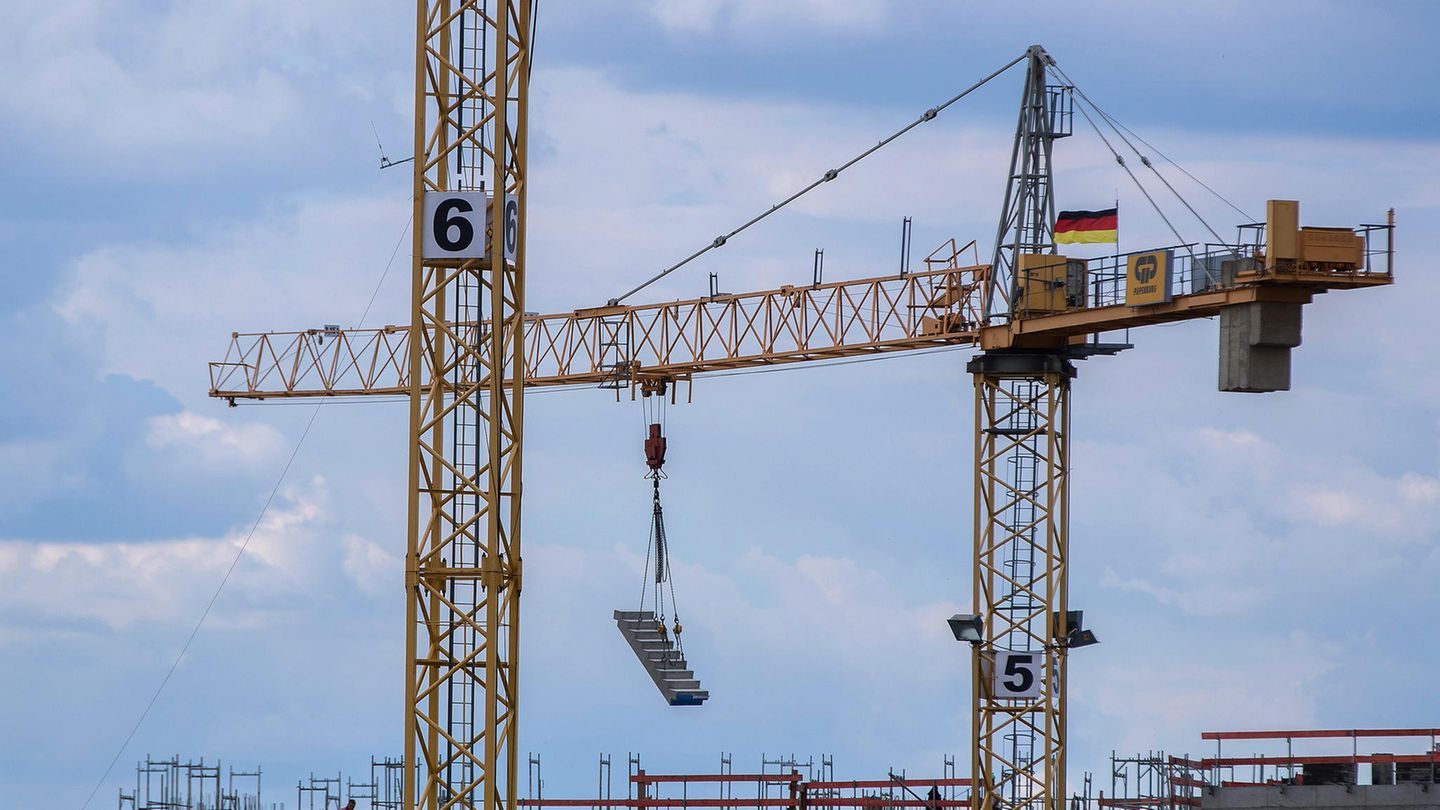 Unglück in Bayern: Ein Kran auf einer Baustelle hebt eine fertig gegossene Betontreppe