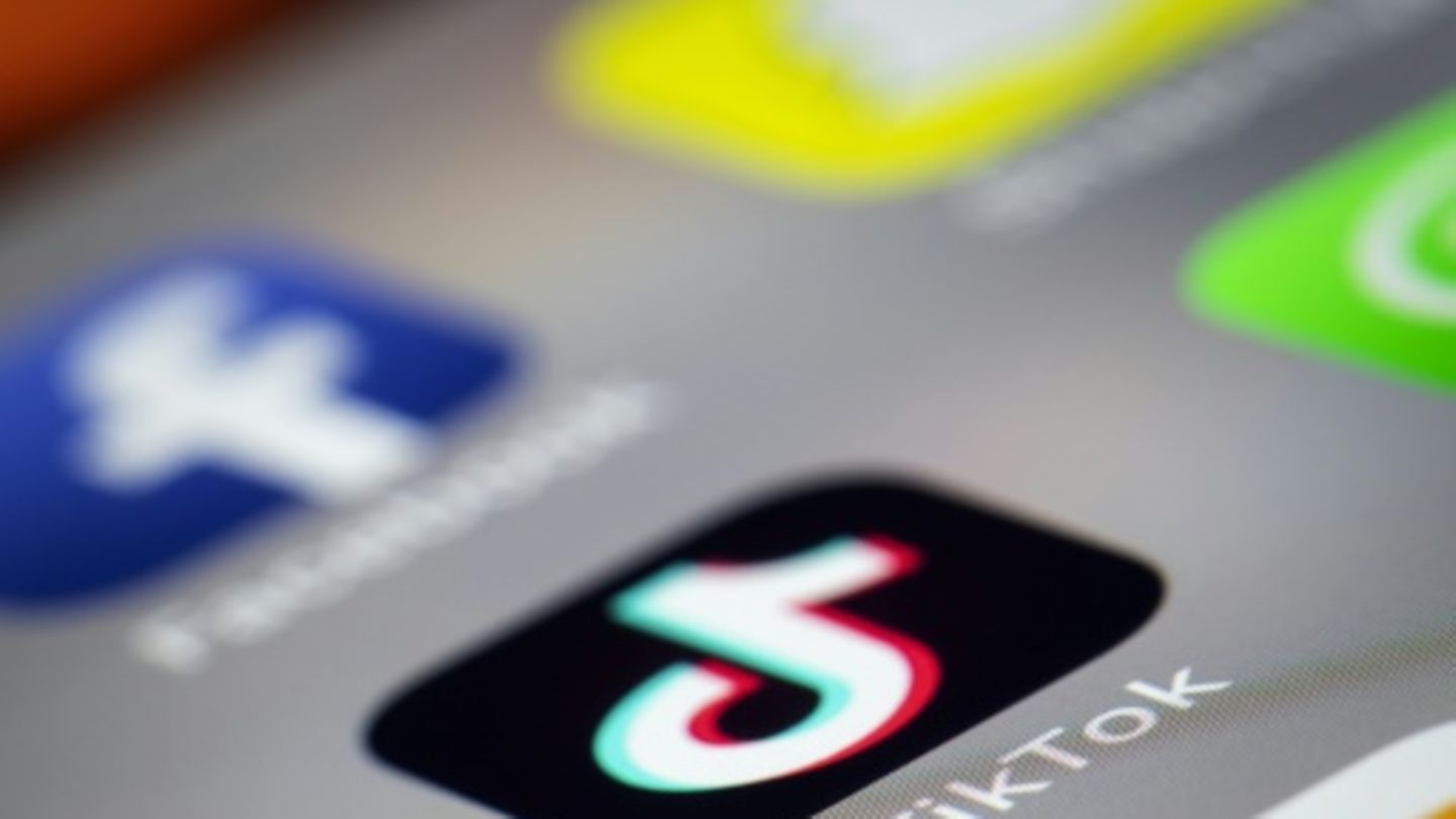 Logos von Tiktok, Facebook und anderen