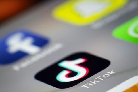 Logos von Tiktok, Facebook und anderen