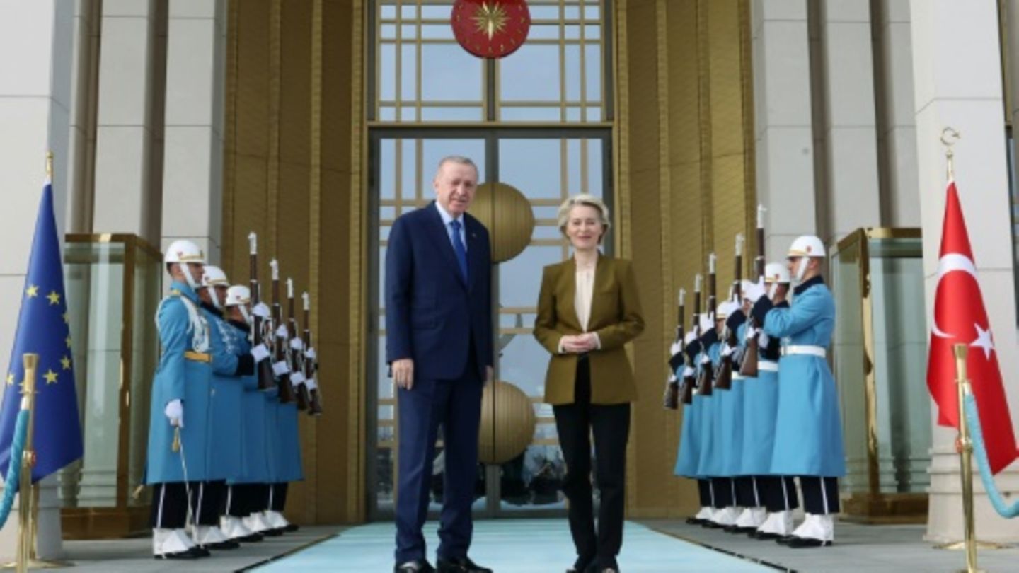 Erdogan und von der Leyen am Dienstag vor dem Präsidentenpalast in Ankara