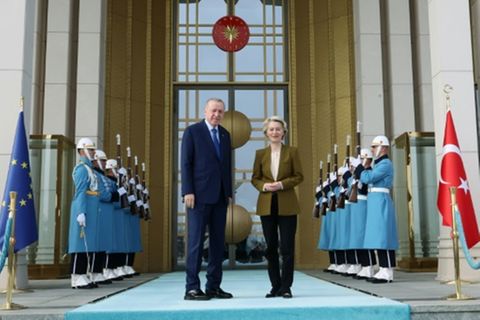 Erdogan und von der Leyen am Dienstag vor dem Präsidentenpalast in Ankara