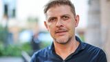 Matthias Ecke schaut in die Kamera. Unter seinem linken Auge sieht man noch Spuren der Attacke.