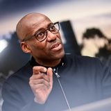 Joe Chialo gestikulierend