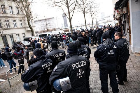 Polizisten stehen Demonstranten in Berlin-Friedrichshain gegenüber